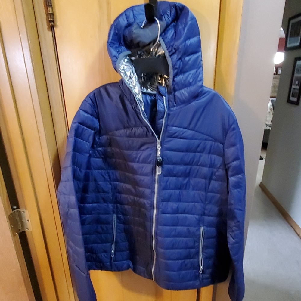 Navy blue puffer like packable jacket